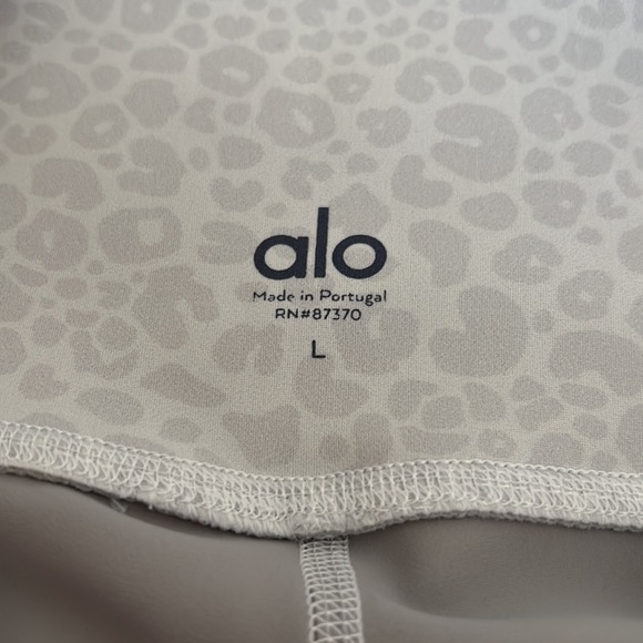 Alo Yoga Women’s High Waist White Leopard Vapor Legging, Large, 28” - Picture 5 of 7